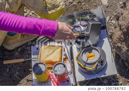 山頂で山ごはんとコーヒータイム 100788782