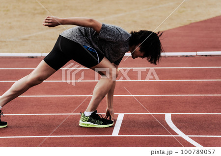 ランナー　陸上競技　スタート 100789057