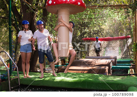 Men and women having fun at adventure park 100789098
