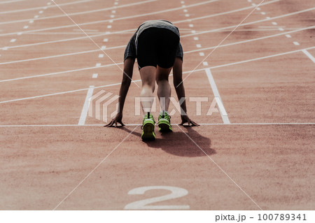 ランナー　陸上競技　スタート 100789341