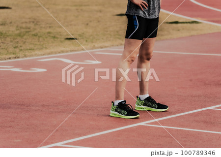 陸上競技場のトラックでスタートラインに立つランナー 陸上競技場のトラックでスタートラインに立つランナー 100789346