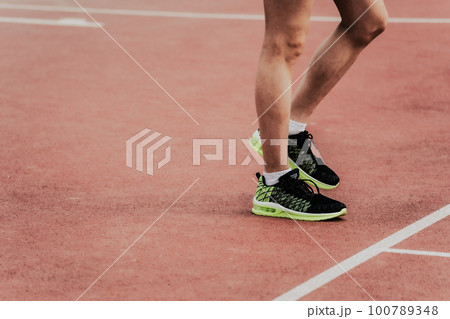 陸上競技場のトラックでスタートラインに立つランナー 陸上競技場のトラックでスタートラインに立つランナー 100789348