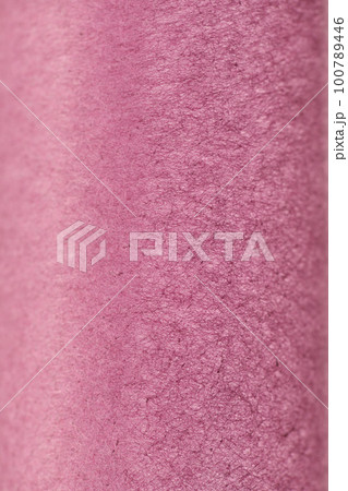 和紙による円筒形表現の背景素材（プラム色） 100789446