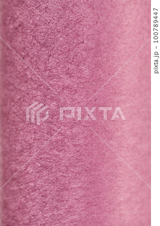 和紙による円筒形表現の背景素材（プラム色） 100789447