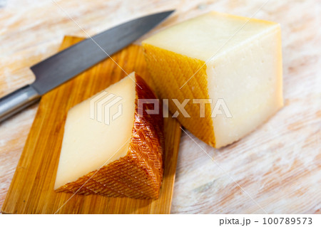 Sliced spanish semi hard cheese from cow milk Sliced spanish semi hard cheese from cow milk 100789573