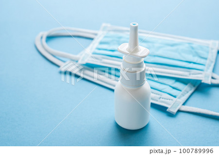 点鼻薬とマスク 鼻炎や花粉症のイメージ素材 点鼻薬とマスク 鼻炎や花粉症のイメージ素材 100789996