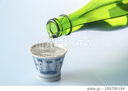 日本酒を注ぐ 日本酒を注ぐ 100790184