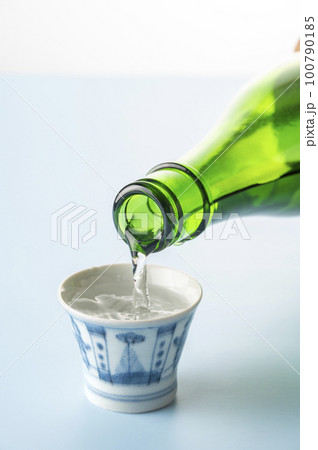 日本酒を注ぐ 日本酒を注ぐ 100790185