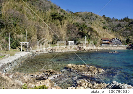 島根半島四十二浦　雲津　諏訪神社の海 100790639