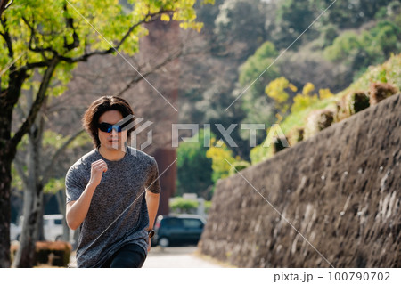 ジョギングする男性 街並み ジョギングする男性 街並み 100790702