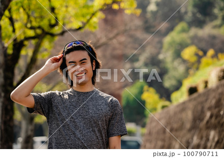 ジョギングする男性 街並み ジョギングする男性 街並み 100790711