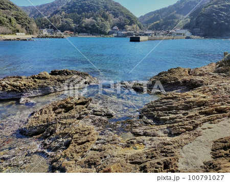 島根半島四十二浦　雲津　諏訪神社の海 100791027