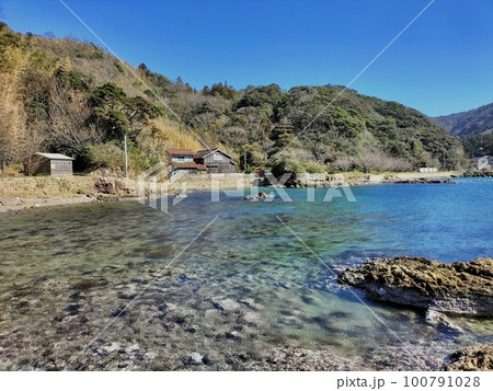 島根半島四十二浦　雲津　諏訪神社の海 100791028