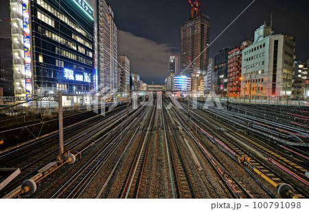 夜のターミナル駅周辺と線路 夜のターミナル駅周辺と線路 100791098