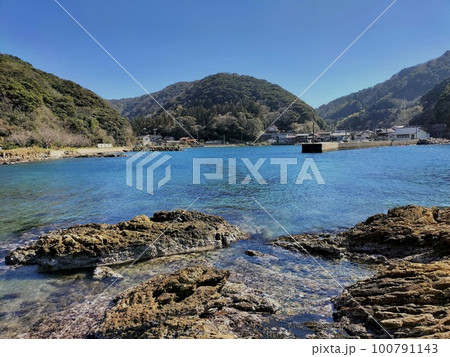 島根半島四十二浦 雲津 諏訪神社の海 島根半島四十二浦 雲津 諏訪神社の海 100791143