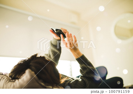 ベッドでスマホ 100791159