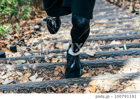 アスリート　ランニング　階段　足元 100791191