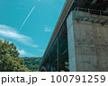 橋と飛行機雲 100791259