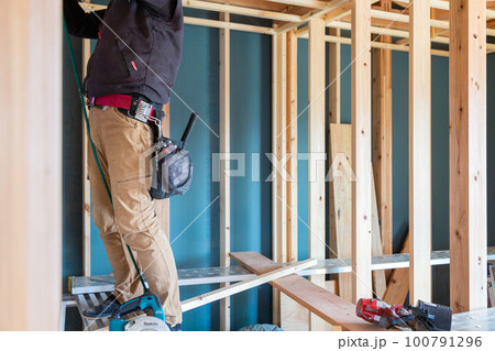 新築の戸建て住宅で働く大工 100791296