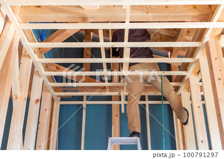 新築の戸建て住宅で働く大工 新築の戸建て住宅で働く大工 100791297