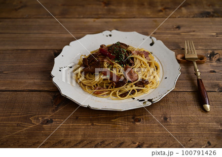 ポルチーニのペペロンチーノ風パスタ 100791426