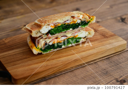 ベーコンチーズとほうれん草と玉子のホットサンド ベーコンチーズとほうれん草と玉子のホットサンド 100791427