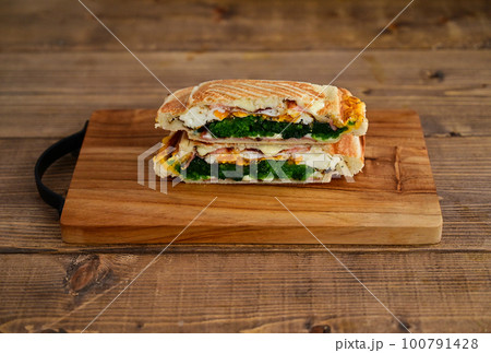 ベーコンチーズとほうれん草と玉子のホットサンド 100791428