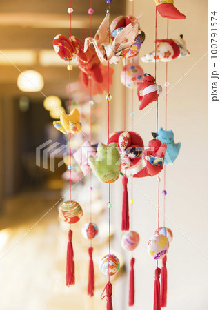 通路に飾られら吊るし雛　ひな祭りイメージ 100791574
