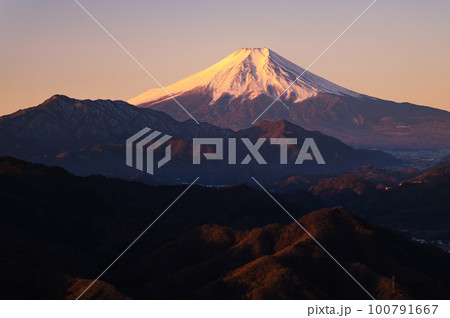 百蔵山展望・朝焼けに染まる富士山の絶景 100791667