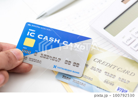 クレジットカードとICキャッシュカードと電卓と家計簿 クレジットカードとICキャッシュカードと電卓と家計簿 100792530