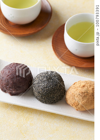 粒あん、黒ゴマ、きなこ 三つのおはぎ 粒あん、黒ゴマ、きなこ 三つのおはぎ 100793391