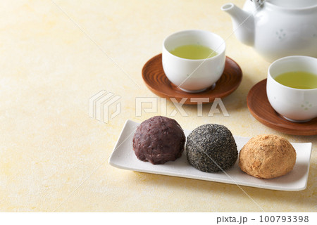 粒あん、黒ゴマ、きなこ 三つのおはぎ 粒あん、黒ゴマ、きなこ 三つのおはぎ 100793398