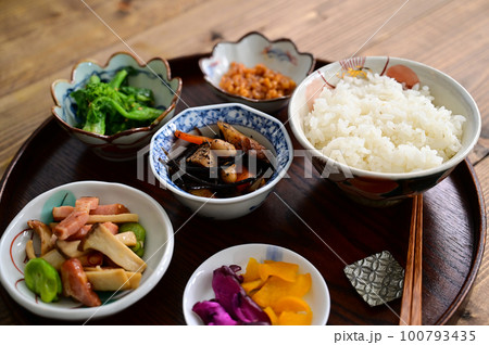 ひじきの煮物と小皿 ひじきの煮物と小皿 100793435