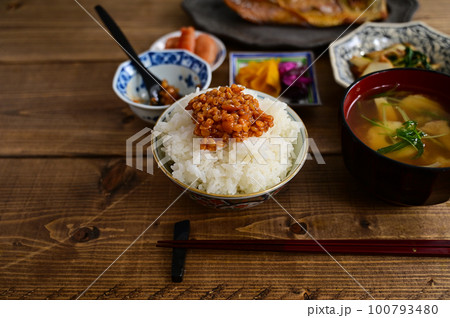 一汁三菜 鯖の塩焼きとちくわの炒め物 一汁三菜 鯖の塩焼きとちくわの炒め物 100793480