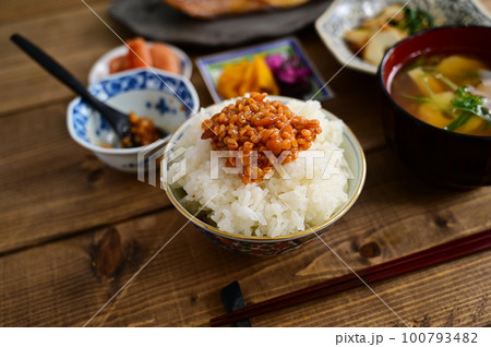 一汁三菜 鯖の塩焼きとちくわの炒め物 一汁三菜 鯖の塩焼きとちくわの炒め物 100793482