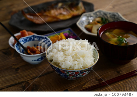 一汁三菜 鯖の塩焼きとちくわの炒め物 一汁三菜 鯖の塩焼きとちくわの炒め物 100793487