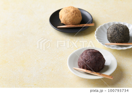 粒あん、黒ゴマ、きなこ 三つのおはぎ 粒あん、黒ゴマ、きなこ 三つのおはぎ 100793734