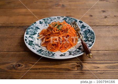 暗殺者のパスタにパセリとパルメザンチーズ 100794166