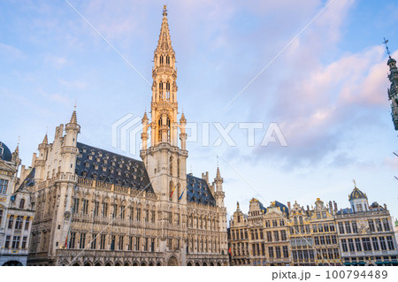 春のブリュッセル観光地　ブランプラスの朝 100794489