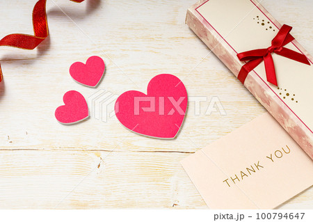 愛情｜ハートとギフトボックスとカード 100794647