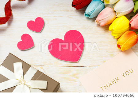 感謝｜ハートとチューリップ とプレゼント 100794666