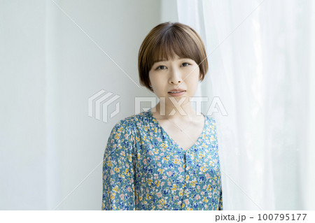 カメラ目線の若い女性　ポートレート 100795177
