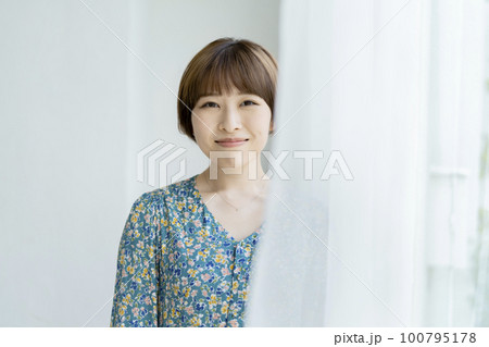 カメラ目線で笑顔の若い女性　ポートレート 100795178