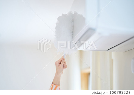 部屋の埃を掃除する女性 100795223