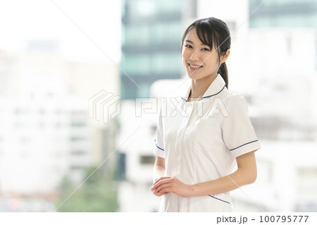 若い女性看護師　若い女性の医療従事者 100795777