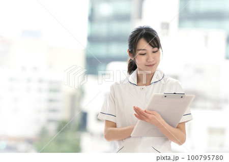 若い女性看護師　若い女性の医療従事者 100795780