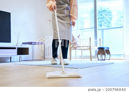 床を掃除する女性 床を掃除する女性 100796040