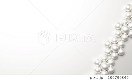 白背景に花のようなパールの飾りが置かれた背景素材。高級感のある背景素材。（横長）（俯瞰） 100796346