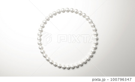 白背景にパールの飾りが置かれた背景素材。高級感のある背景素材。（横長）（俯瞰） 100796347