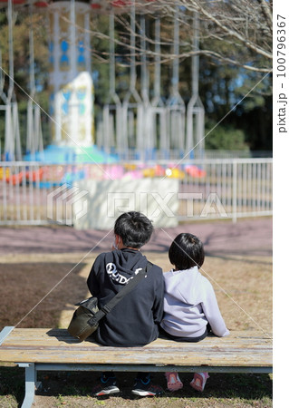 公園のベンチで仲良く遊ぶ兄と妹 公園のベンチで仲良く遊ぶ兄と妹 100796367